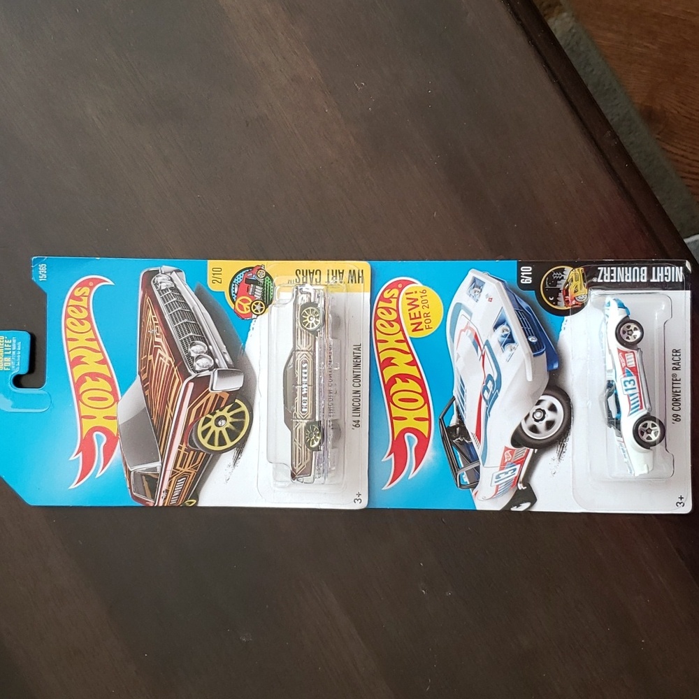 Mattel Hot Wheels Set of '69 Corvette Racer and '64 Lincoln Continental